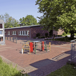 Das Pausengelände hinter der Schule mit dem Pavillon (vergrößerte Bildansicht wird geöffnet)