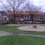 Der Spielplatz hinter der Schule (vergrößerte Bildansicht wird geöffnet)